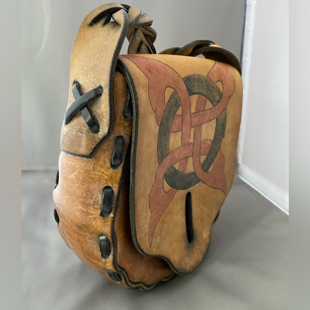 Vintage Handmade 1970’s leather crossbody bag braided strap tooled Celtic knot - Picture 10 of 16